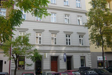 Rychlý prodej 9 bytových a 2 obchodních jednotek v nájemním domě poblíž centra Brna na ulici Grohova